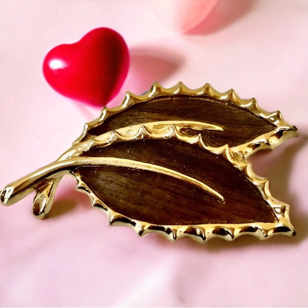 Sarah Coventry Vintage '68 Gold Tone Leaf Brooch Pin Wooded Beauty Signed
